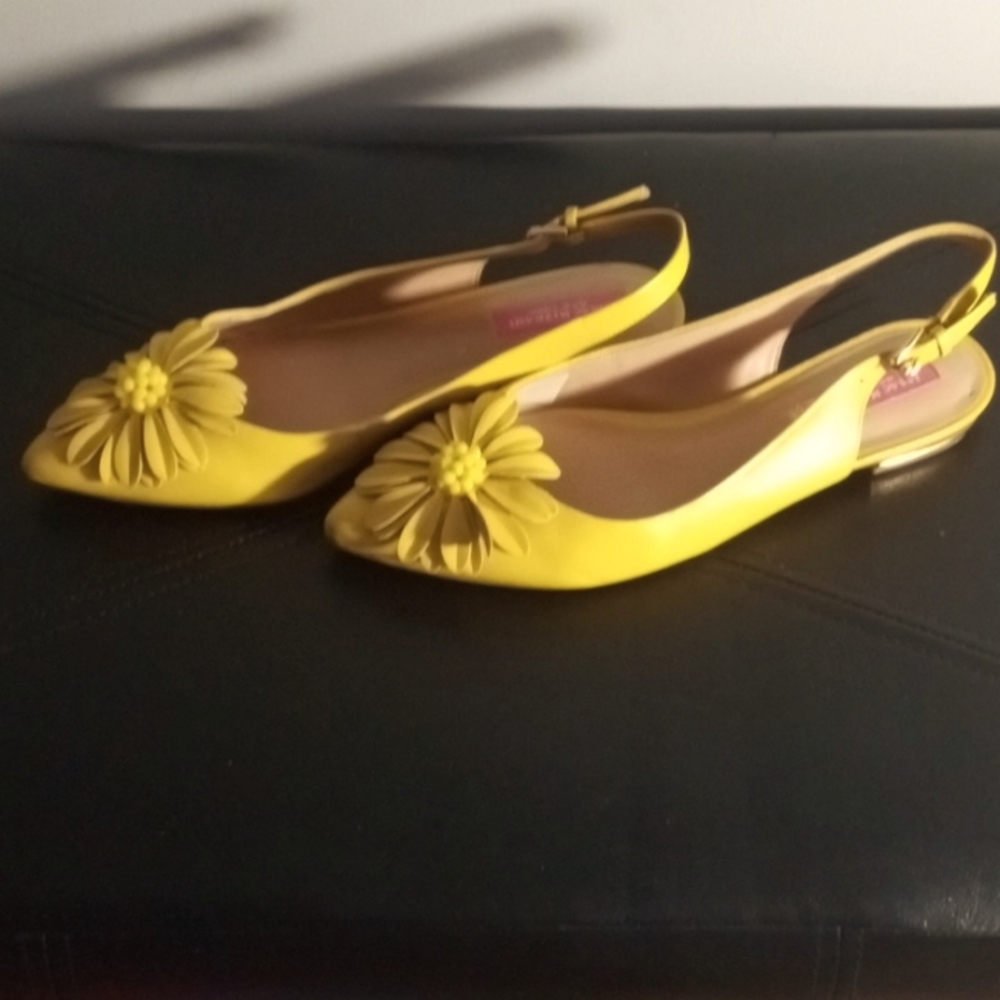 Isaac Mizrahi beautiful yellow flats with flower